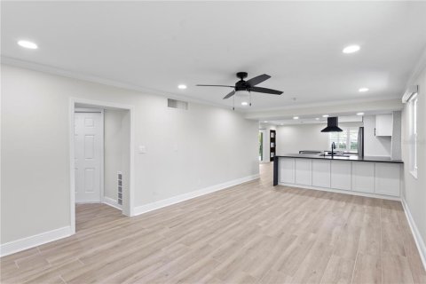 House in Saint Petersburg, Florida 3 bedrooms, 181.81 sq.m. № 1849844 - photo 12