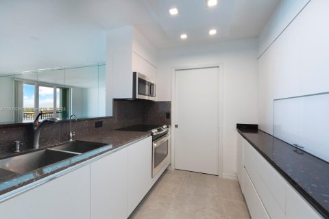 Condo in Miami Beach, Florida, 1 bedroom № 1936899 - photo 11