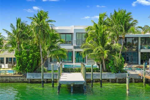 Снять в аренду виллу или дом в Майами-Бич, Флорида 5 спален, 308.99м2, № 1977745 - фото 2