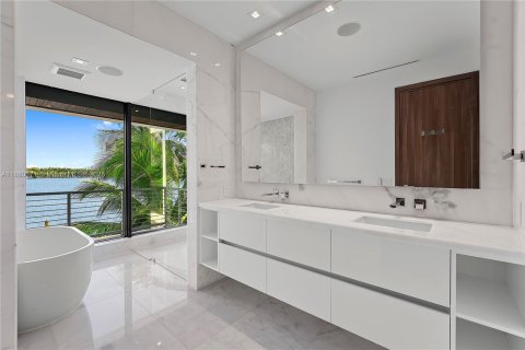 Снять в аренду виллу или дом в Майами-Бич, Флорида 5 спален, 308.99м2, № 1977745 - фото 28