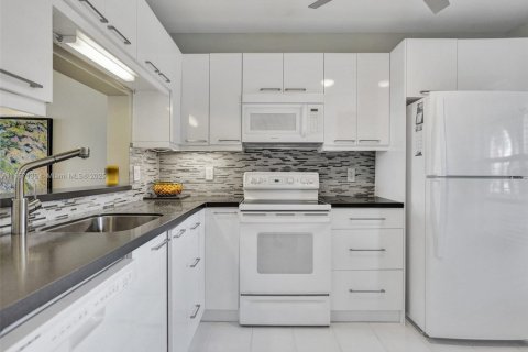 Condo in Lauderhill, Florida, 2 bedrooms  № 1860745 - photo 2