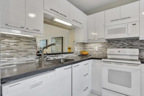 Condo in Lauderhill, Florida, 2 bedrooms  № 1860745 - photo 1