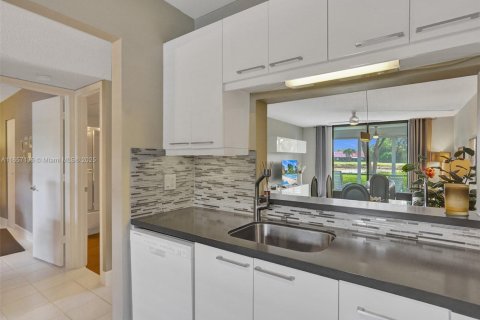 Condo in Lauderhill, Florida, 2 bedrooms  № 1860745 - photo 4