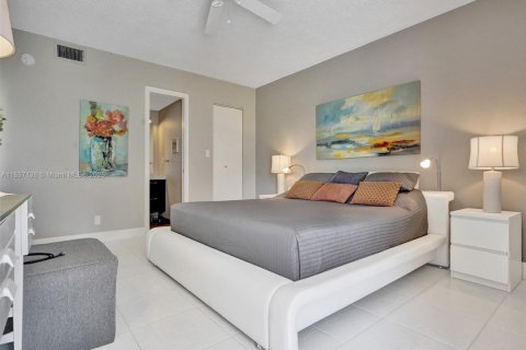 Condo in Lauderhill, Florida, 2 bedrooms  № 1860745 - photo 13