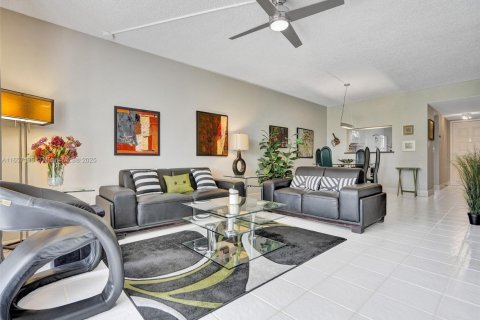 Condo in Lauderhill, Florida, 2 bedrooms  № 1860745 - photo 9