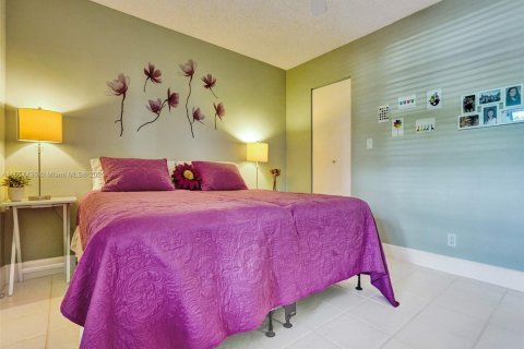 Condo in Lauderhill, Florida, 2 bedrooms  № 1860745 - photo 18