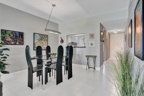 Condo in Lauderhill, Florida, 2 bedrooms  № 1860745 - photo 11