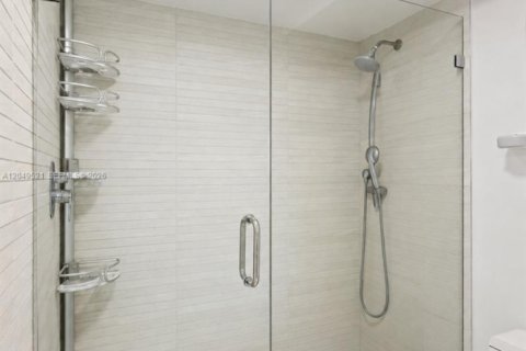 Condo in Miami, Florida, 1 bedroom  № 2193512 - photo 11