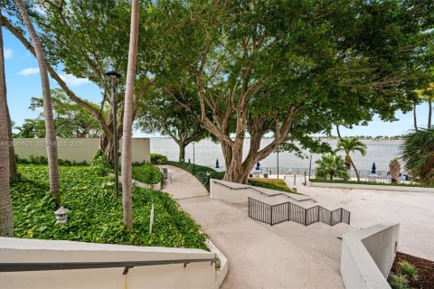 Condo in Miami, Florida, 1 bedroom  № 2193512 - photo 21