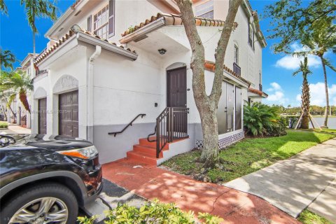 Снять в аренду таунхаус в Санрайз, Флорида 3 спальни, 119.38м2, № 1959581 - фото 1