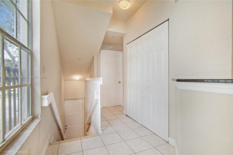 Снять в аренду таунхаус в Санрайз, Флорида 3 спальни, 119.38м2, № 1959581 - фото 5