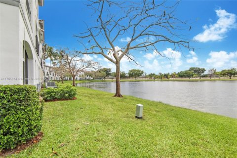 Снять в аренду таунхаус в Санрайз, Флорида 3 спальни, 119.38м2, № 1959581 - фото 12