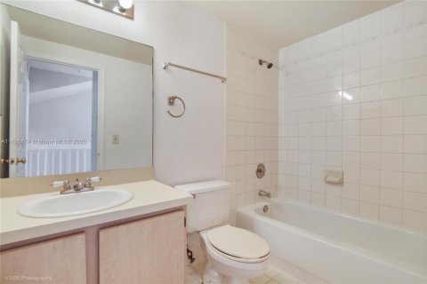 Снять в аренду таунхаус в Санрайз, Флорида 3 спальни, 119.38м2, № 1959581 - фото 11