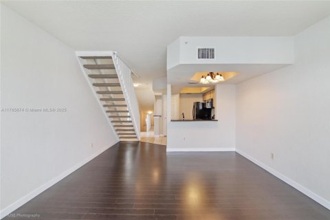 Снять в аренду таунхаус в Санрайз, Флорида 3 спальни, 119.38м2, № 1959581 - фото 2