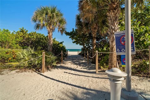 Condominio en alquiler en Miami Beach, Florida, 3 dormitorios, 175.12 m2 № 1991385 - foto 3