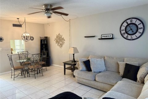 Condo in Aventura, Florida, 1 bedroom № 1987835 - photo 11