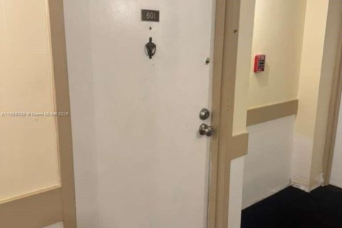 Кондоминиум с 2 спальнями в Лодерхилл, Флорида № 2018421