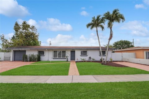 Casa en venta en Miami, Florida, 4 dormitorios, 191.47 m2 № 1646343 - foto 1