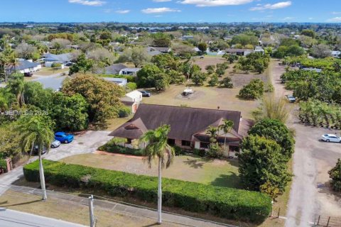 House in Homestead, Florida 4 bedrooms, 289.2 sq.m. № 2038535