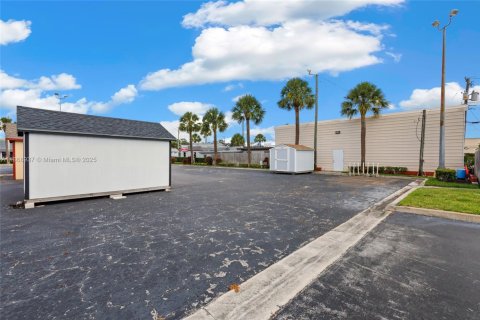 Propiedad comercial en venta en St. Lucie, Florida № 1979462 - foto 5