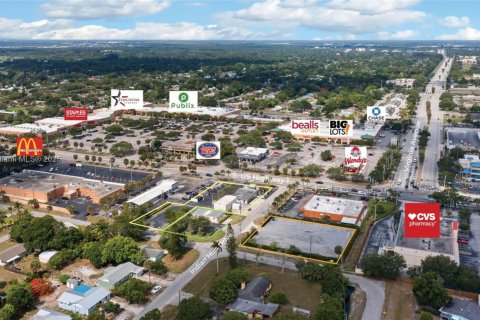 Propiedad comercial en venta en St. Lucie, Florida № 1979462 - foto 13