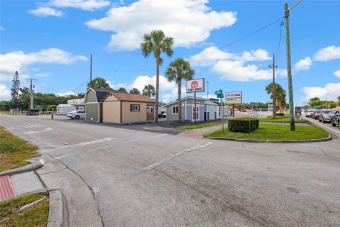 Propiedad comercial en venta en St. Lucie, Florida № 1979462 - foto 4