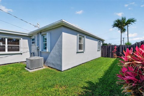 Купить виллу или дом в Дания-Бич, Флорида 2 спальни, 119.57м2, № 2073145 - фото 18
