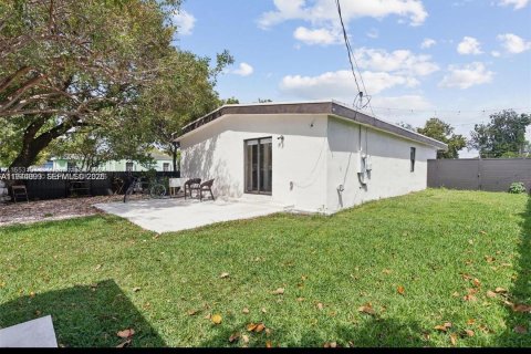 House in Miami, Florida 3 bedrooms, 123.56 sq.m. № 2000882 - photo 2