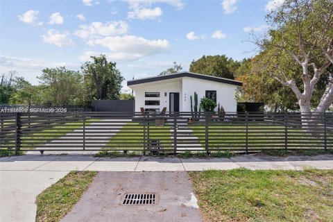 House in Miami, Florida 3 bedrooms, 123.56 sq.m. № 2000882