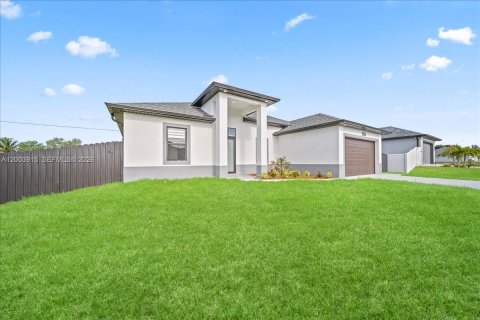 House in Cape Coral, Florida 4 bedrooms, 171.13 sq.m. № 2069359 - photo 2