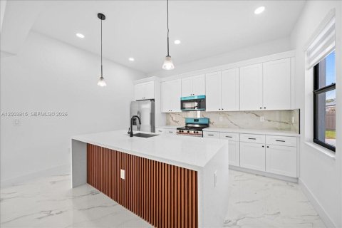 House in Cape Coral, Florida 4 bedrooms, 171.13 sq.m. № 2069359 - photo 8