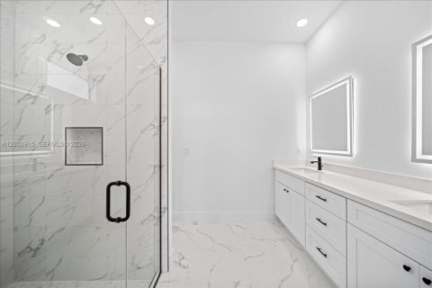 House in Cape Coral, Florida 4 bedrooms, 171.13 sq.m. № 2069359 - photo 14