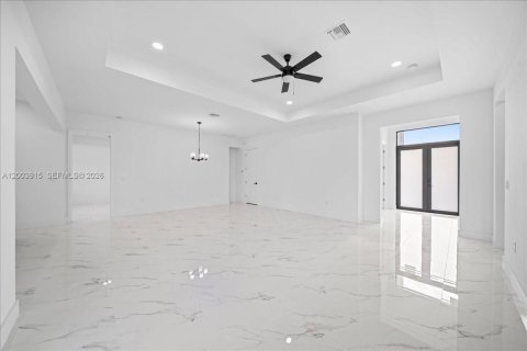 House in Cape Coral, Florida 4 bedrooms, 171.13 sq.m. № 2069359 - photo 13