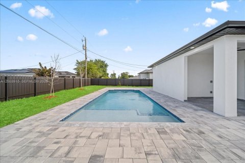 House in Cape Coral, Florida 4 bedrooms, 171.13 sq.m. № 2069359 - photo 29