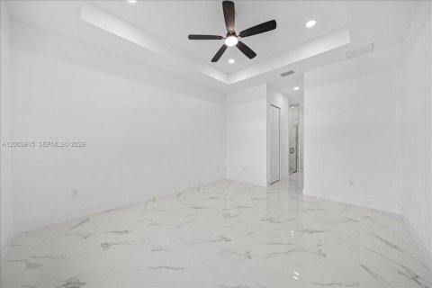 House in Cape Coral, Florida 4 bedrooms, 171.13 sq.m. № 2069359 - photo 22