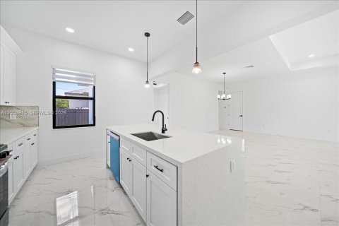 House in Cape Coral, Florida 4 bedrooms, 171.13 sq.m. № 2069359 - photo 10