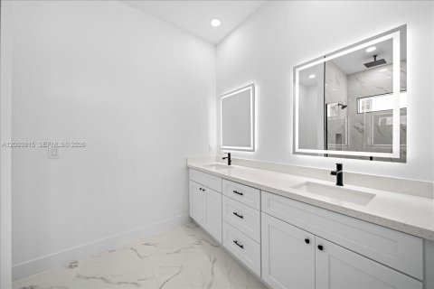 House in Cape Coral, Florida 4 bedrooms, 171.13 sq.m. № 2069359 - photo 17