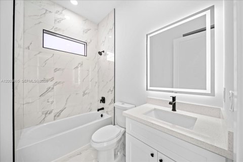 House in Cape Coral, Florida 4 bedrooms, 171.13 sq.m. № 2069359 - photo 19