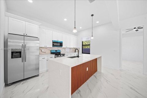 House in Cape Coral, Florida 4 bedrooms, 171.13 sq.m. № 2069359 - photo 9