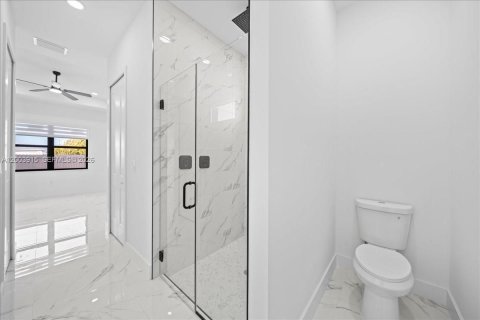 House in Cape Coral, Florida 4 bedrooms, 171.13 sq.m. № 2069359 - photo 16