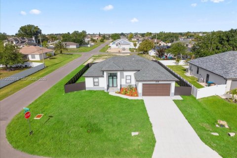 House in Cape Coral, Florida 4 bedrooms, 171.13 sq.m. № 2069359 - photo 7