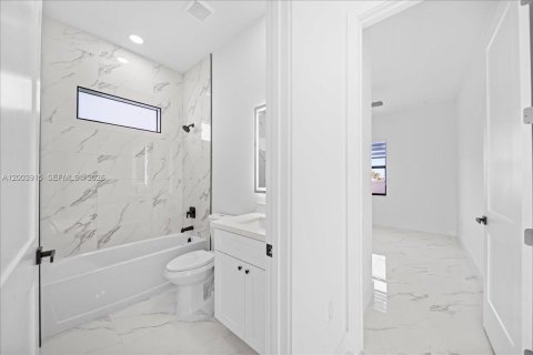 House in Cape Coral, Florida 4 bedrooms, 171.13 sq.m. № 2069359 - photo 20