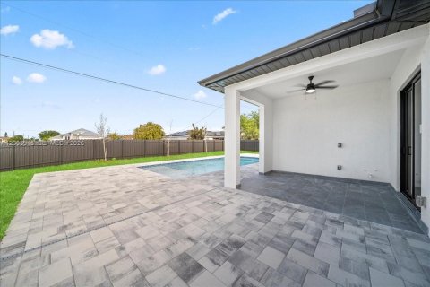 House in Cape Coral, Florida 4 bedrooms, 171.13 sq.m. № 2069359 - photo 5