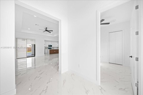 House in Cape Coral, Florida 4 bedrooms, 171.13 sq.m. № 2069359 - photo 25