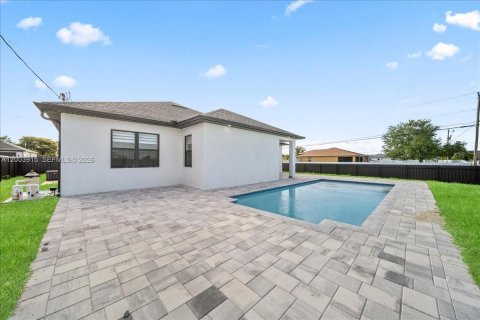 House in Cape Coral, Florida 4 bedrooms, 171.13 sq.m. № 2069359 - photo 4