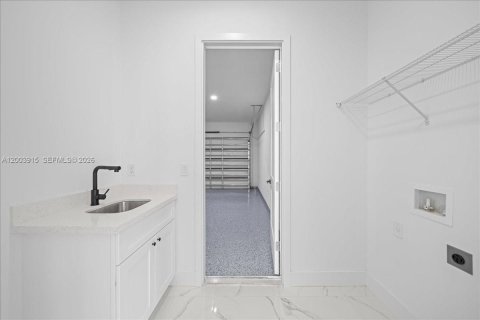 House in Cape Coral, Florida 4 bedrooms, 171.13 sq.m. № 2069359 - photo 26