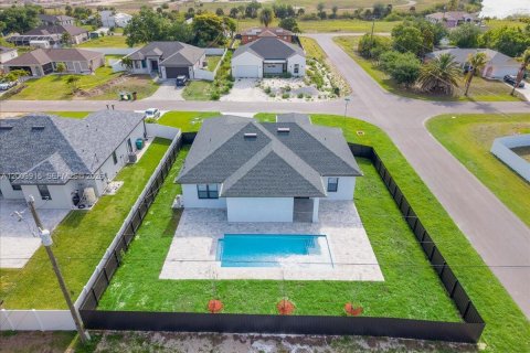 House in Cape Coral, Florida 4 bedrooms, 171.13 sq.m. № 2069359 - photo 28