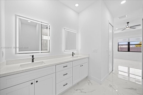 House in Cape Coral, Florida 4 bedrooms, 171.13 sq.m. № 2069359 - photo 15