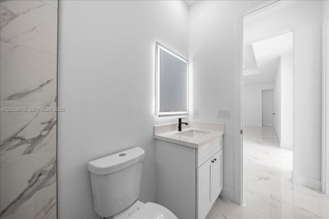 House in Cape Coral, Florida 4 bedrooms, 171.13 sq.m. № 2069359 - photo 18