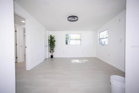 House in Tampa, Florida 4 bedrooms, 122.17 sq.m. № 1737126 - photo 20